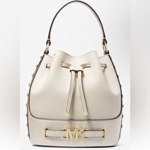 MK REED MEDIUM STUDDED PEBBLED LEATHER BUCKET BAG LT CREAM